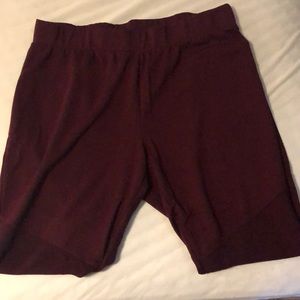 Maroon leggings with knee detailing